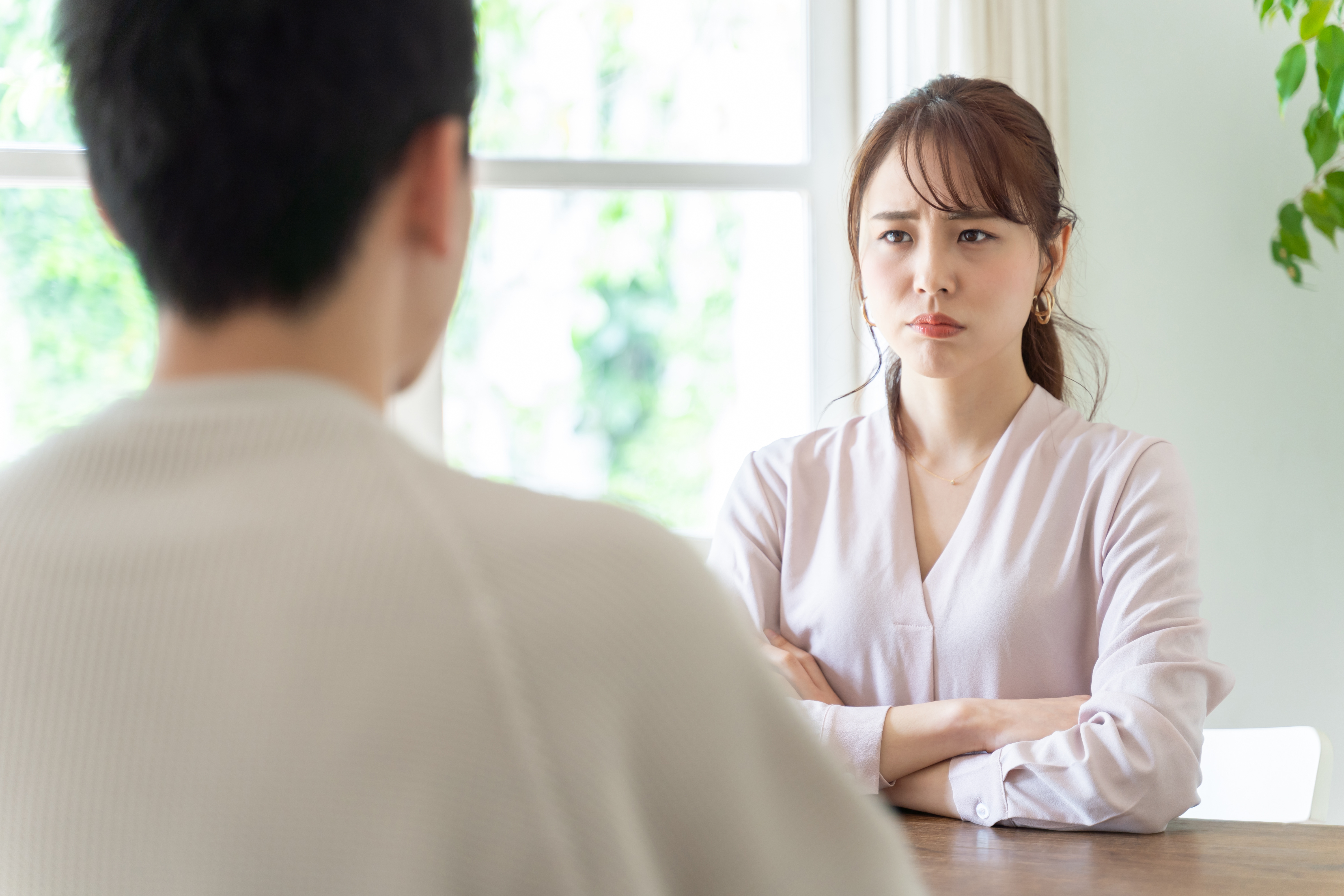 愚痴る女性とそれを聞く男性